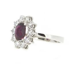 Anillo con rubí y orla de diamantes