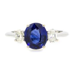 Sortija con zafiro oval y diamantes talla oval