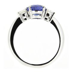 Sortija con zafiro oval y diamantes talla oval