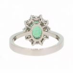 Anillo con esmeralda y orla de diamantes