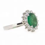 Anillo con esmeralda y orla de diamantes