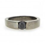Solitario de diamante negro