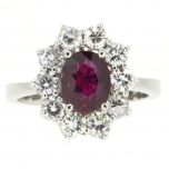 Anillo con rubí y orla de diamantes