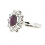 Anillo con rubí y orla de diamantes