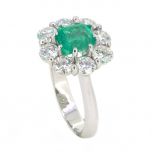 Anillo con centro esmeralda cuadrada y orla de diamantes