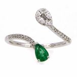 Anillo tipo "Tú y yo" esmeralda talla pera y diamantes