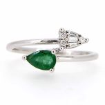 Anillo tipo "Tú y yo" esmeralda talla pera y combinado de diamantes