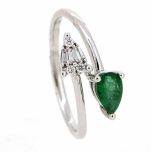 Anillo tipo "Tú y yo" esmeralda talla pera y combinado de diamantes
