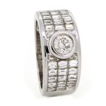 Solitario de diamante con brazo ancho 3 tiras baguettes