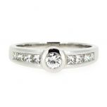 Solitario diamante 0,18ct y princesas