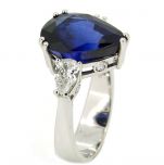 Sortija con zafiro talla pera y diamantes