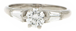 Solitario de brillante acompañado de diamantes talla trapecio Anillo de compromiso, solitario de brillante acompañado de diamantes talla trapecio