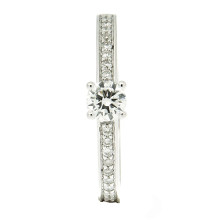 Solitario de diamante 0,30ct engastado con 4 garritas, brazo plano engastado de diamantes Anillo de pedida, solitario de diamante 0,30ct engastado con 4 garritas, brazo plano engastado de diamantes