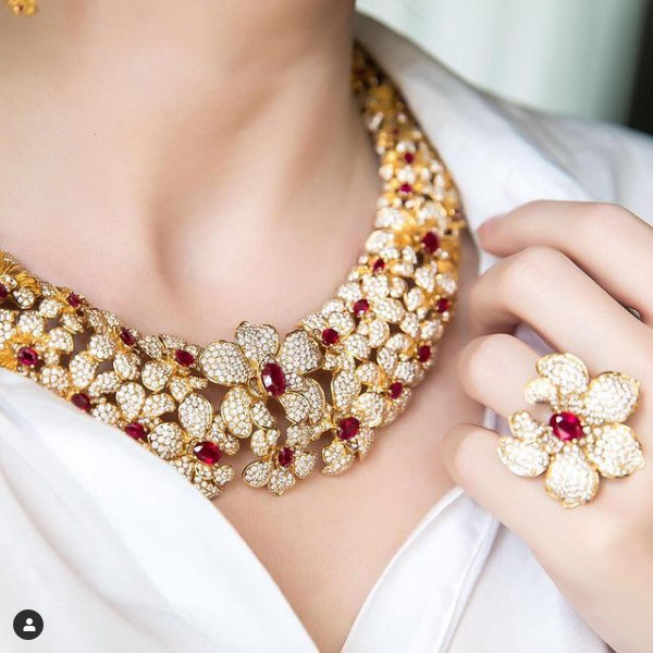 Collar Orquídeas en oro color con diamantes y rubís, disponible en Marfil Joyeros