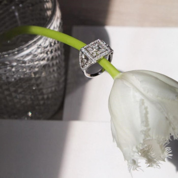 Anillo tipo sello de línea isabelina con diamantes