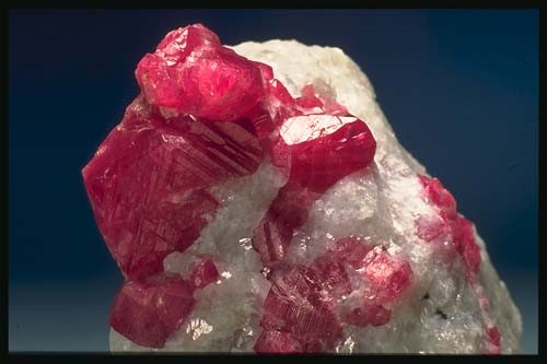 El Rubí pertenece a la familia del Corindón y los más apreciados son los de color rojo intenso brillante y límpios de inclusiones El Rubí pertenece a la familia del Corindón y los más apreciados son los de color rojo intenso brillante y límpios de inclusiones