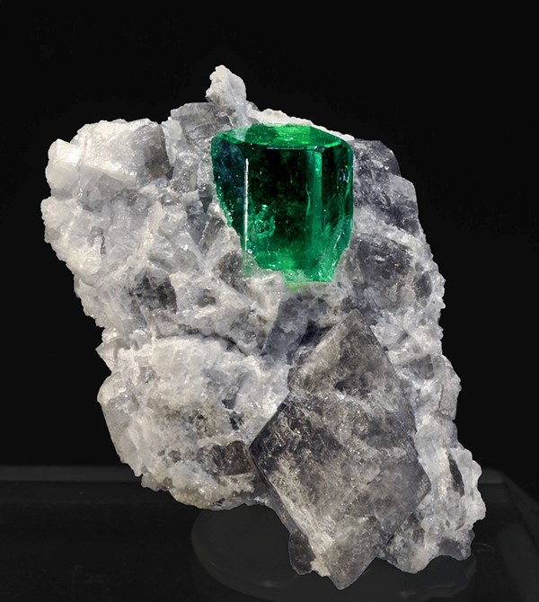 La esmeralda pertenece a la familia de los berilos y debe tener un color verde intenso La esmeralda pertenece a la familia de los berilos y debe tener un color verde intenso
