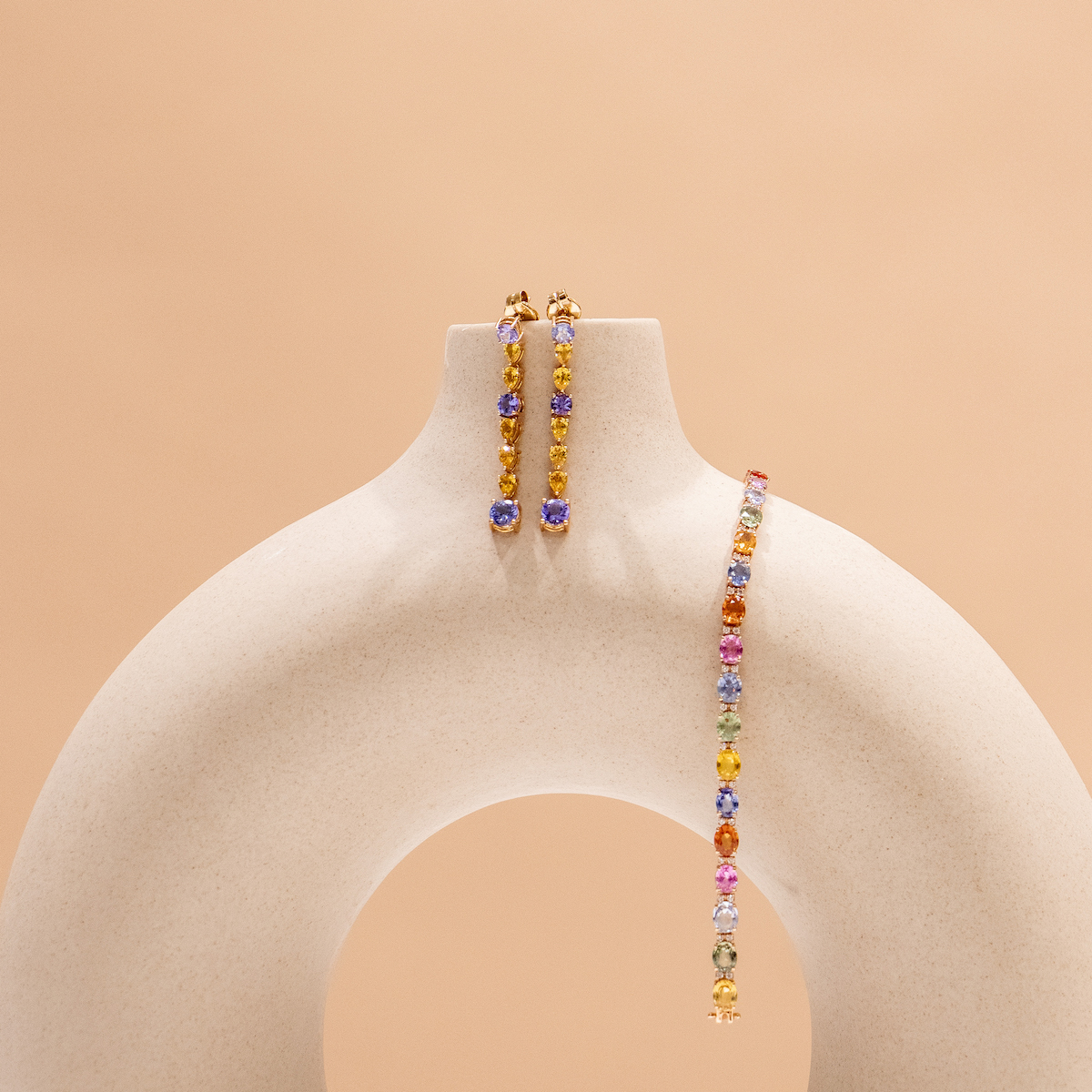 Pulsera y Pendientes 'Tutti fruti' en oro y zafiros de color