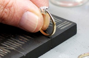 Para saber si es de otra aleación, repetiremos el proceso y usaremos otro ácido para comprobar si es de 14k. Y así hasta que tengamos la certeza del metal empleado en la joya.